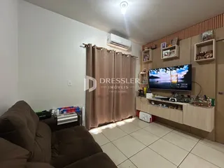 Sala de estar com sofá e cortinas em um imóvel no Brasil.