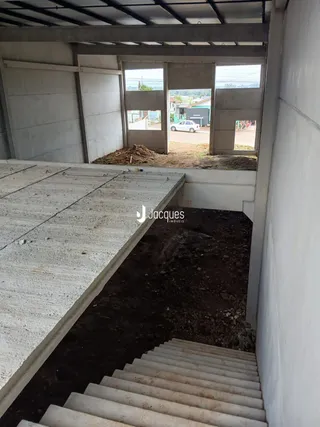 Foto de uma estrutura de concreto em construção.