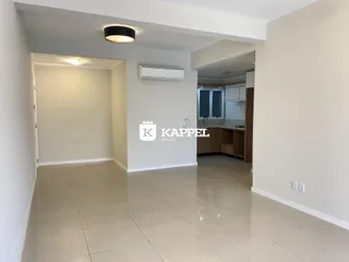 Sala de estar com piso de porcelanato e ar condicionado.
