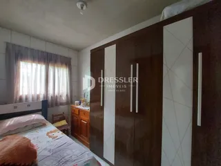 Quarto com cama e armário de madeira na residência.