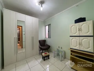 Quarto com armários brancos e paredes verde-água.