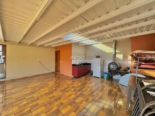 Interior de uma sala de estar com piso de ladrilhos no Brasil.