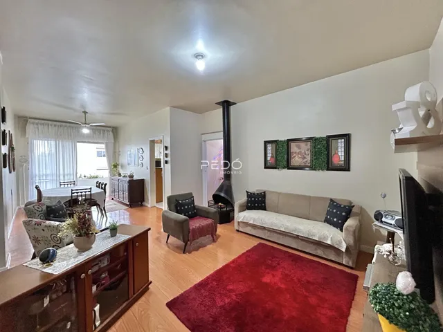 Sala de estar com sofá e lareira em ambiente residencial.