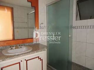 Banheiro com pia e espelho em um imóvel no Brasil.