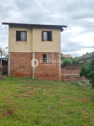 Fachada de uma casa residencial em Lajeado, Brasil, com alvenaria de tijolo aparente.