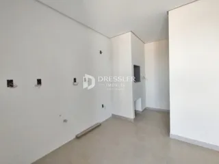 Vista interna de um corredor branco em um imóvel.