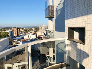 Vista da fachada moderna de um edifício em Lajeado, Brasil.