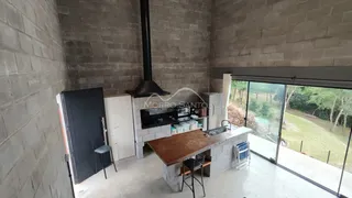 Cozinha com ilha e vista para a paisagem externa.