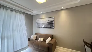 Sala de estar com sofá e decoração em parede cinza.