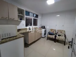 Foto de uma cozinha interna com armários e piso claro.