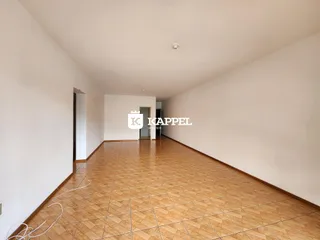 Foto de um corredor longo com piso de ladrilhos na propriedade.