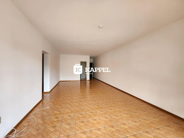Foto de um corredor longo com piso de ladrilhos na propriedade.
