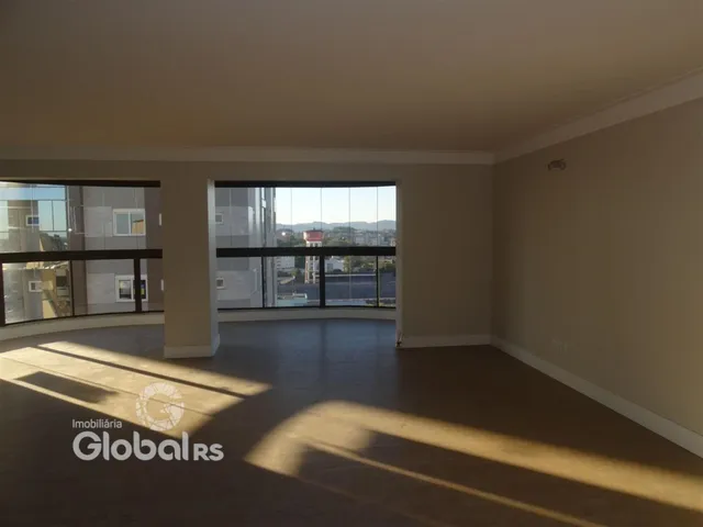 Interior de uma sala com grandes janelas que oferece uma vista da cidade.