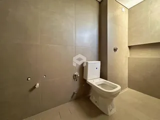 Banheiro com revestimento de cerâmica nas paredes.