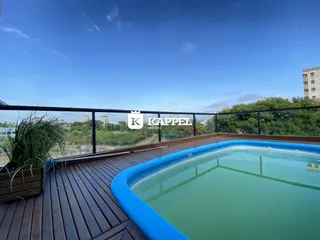 Foto de uma piscina em um terraço com vista panorâmica da cidade.