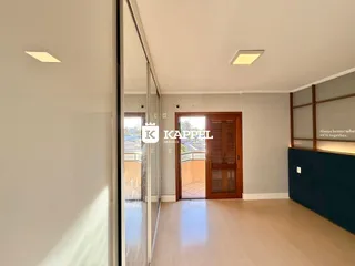 Hall de entrada com piso de madeira clara e paredes claras.