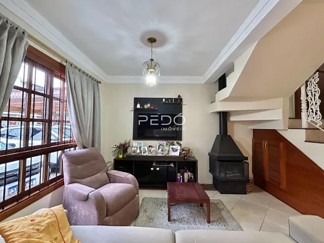 Sala de estar com janela e decoração interna em Lajeado.