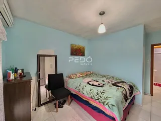 Quarto com cama e armário em ambiente claro.