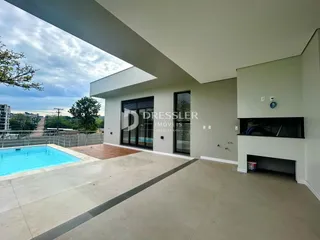 Fachada de uma residência com piscina e área externa em Lajeado, Brasil.