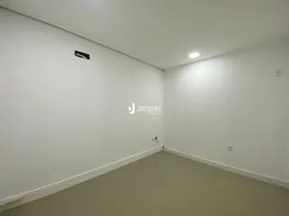 Vista interna de um ambiente com paredes brancas.