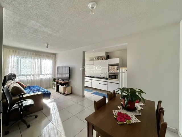 Sala de estar com janela e mesa de jantar em imóvel no Brasil.