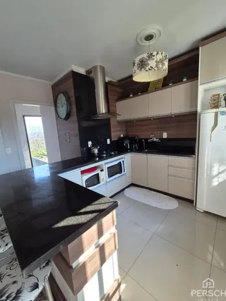 Foto de uma cozinha moderna com armários escuros e bancadas.