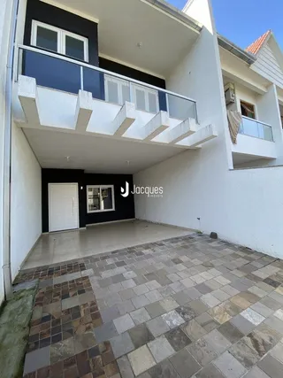 Vista da fachada e área externa de uma residência em Lajeado.