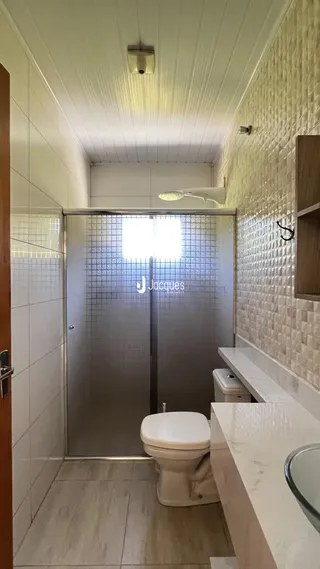 Foto de um banheiro interno com revestimento cerâmico e vaso sanitário.