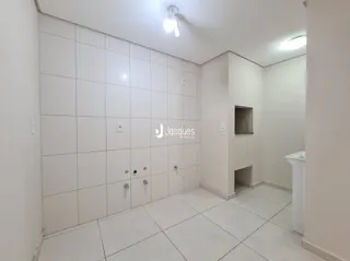 Uma área interna com piso e paredes brancas de cerâmica.