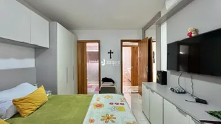 Quarto com armários brancos e cama em um imóvel brasileiro.