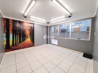 Foto de uma sala com piso de cerâmica e grande janela.