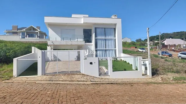 Fachada de uma casa moderna branca em Lajeado.