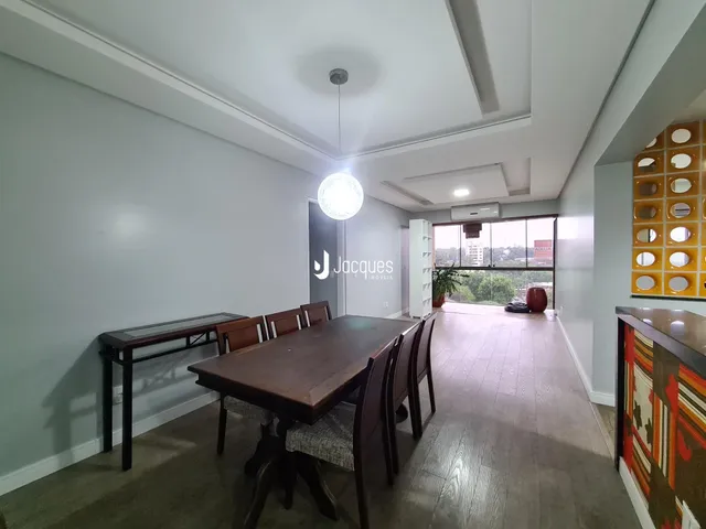 Foto de um ambiente interno com mesa de jantar de madeira.