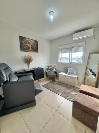 Sala de estar com sofá e decoração moderna em um imóvel.