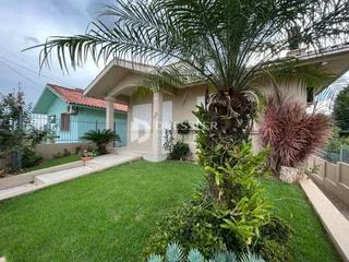 Fachada de uma casa em Lajeado, Brasil com jardim frontal.