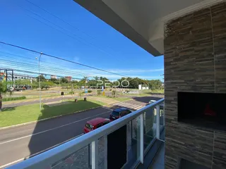 Vista da rua e paisagem a partir de um terraço.