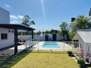 Foto de uma área externa com piscina e jardim em Lajeado, Brasil.