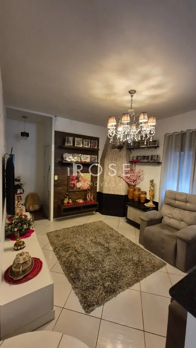 Sala de estar com piso de cerâmica e tapete.