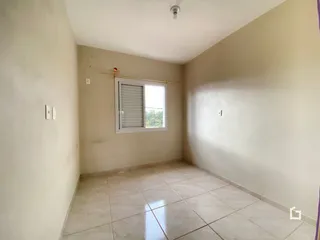 Foto interna de um cômodo com piso de cerâmica e janela.