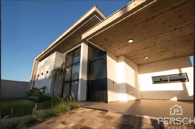 Fachada de uma residência com telhado plano e paredes brancas.