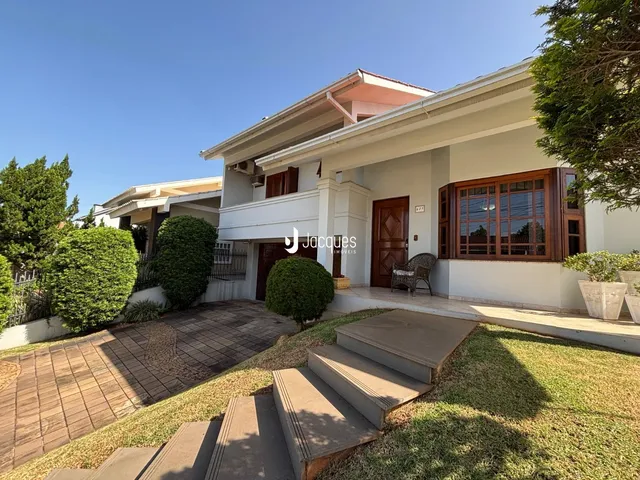 Fachada de uma residência em Lajeado, Brasil, com jardim e acesso por escadaria.
