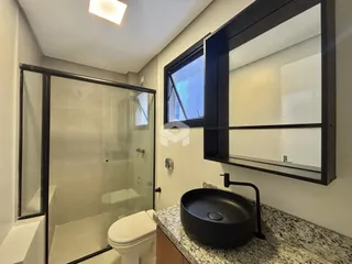 Foto de um banheiro com box de vidro e pia em Lajeado, Brasil.