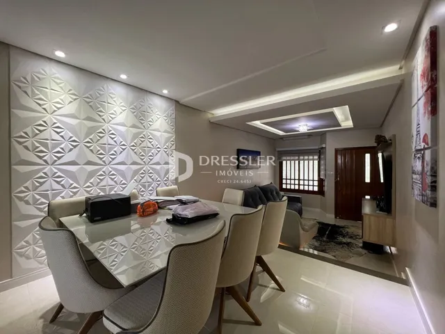 Vista de uma sala de jantar moderna com painel decorativo em Lajeado.
