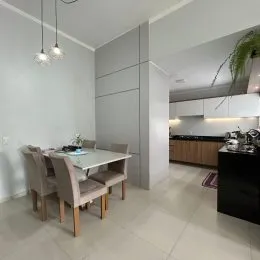 Foto de um ambiente de jantar com mesa e cadeiras em um imóvel em Lajeado.
