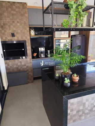 Foto de uma cozinha moderna com armários escuros e bancada escura.