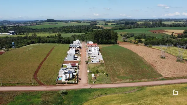 Vista aérea de uma área de campo aberto com vegetação.