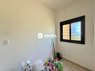 Foto de um ambiente interno com paredes brancas e um vaso sanitário.