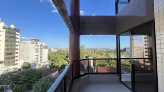 Vista panorâmica da cidade e da paisagem a partir de um terraço.