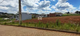 Vista externa de um terreno com construções ao fundo.