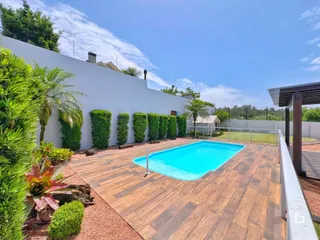 Foto de uma piscina e área externa de uma propriedade em Lajeado.